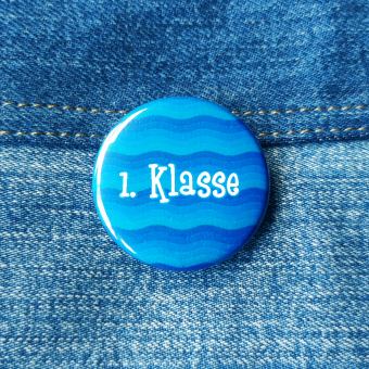 Ansteckbutton 1.Klasse/ blaue Wellen auf Jeans